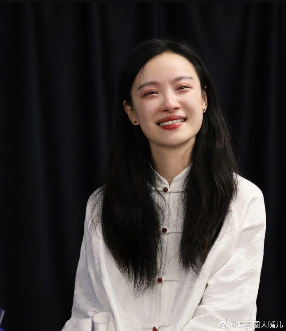 倪妮这段哭戏细节到嘴和手隐身的名字 她在人前不哭，是因为不想示弱。可手指在抠、嘴
