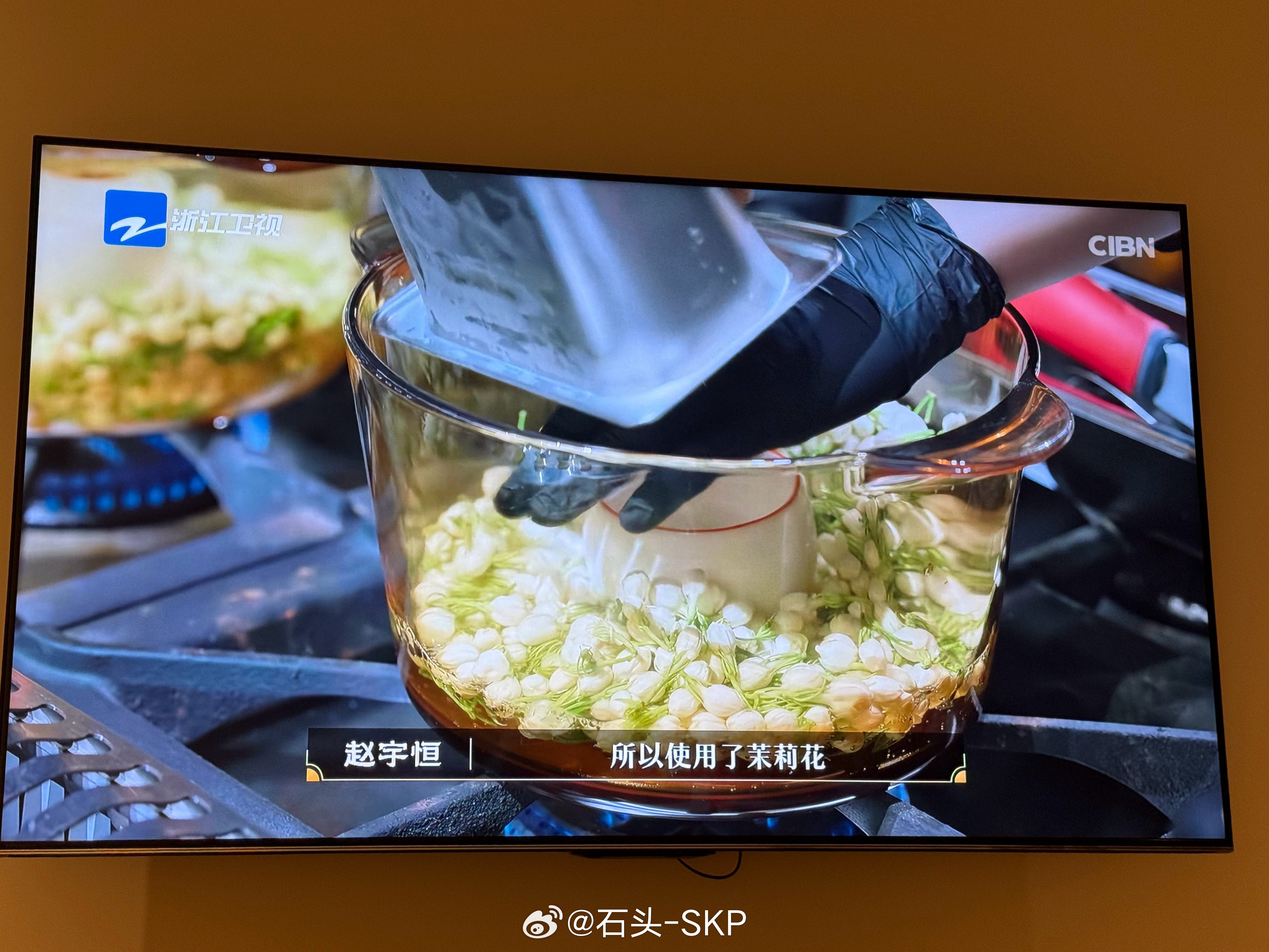我很少看电视，更少看综艺但我发现还挺喜欢看做饭类的综艺的百厨大战