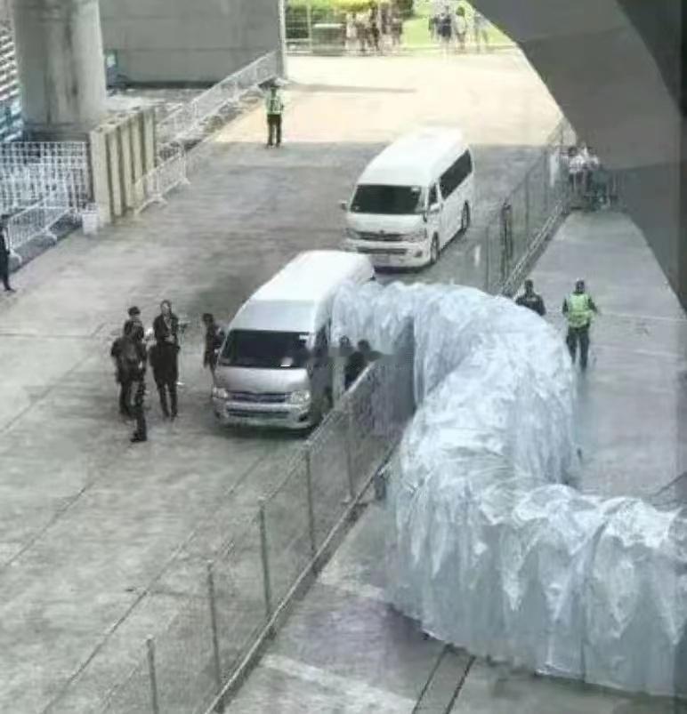 丰田面包车为啥会这样吗？？？