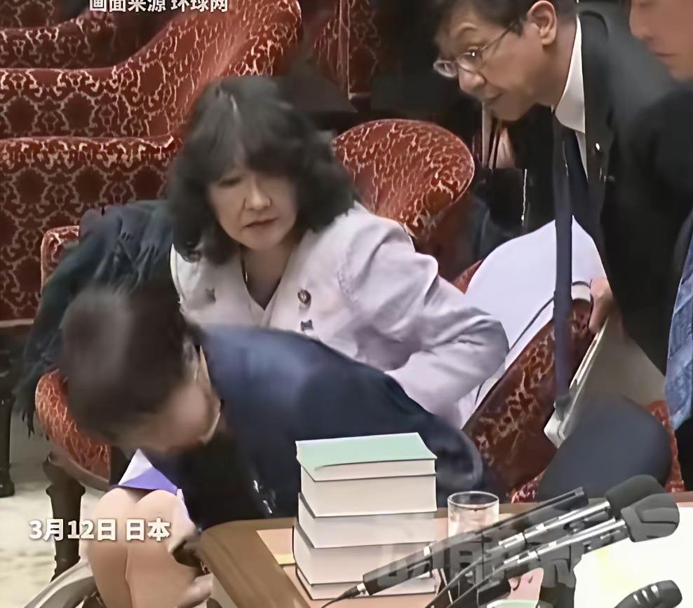 高市早苗为什么站不起来了?
高市早苗是一个反中狂徒，为再次发动对中战争不惜一切代