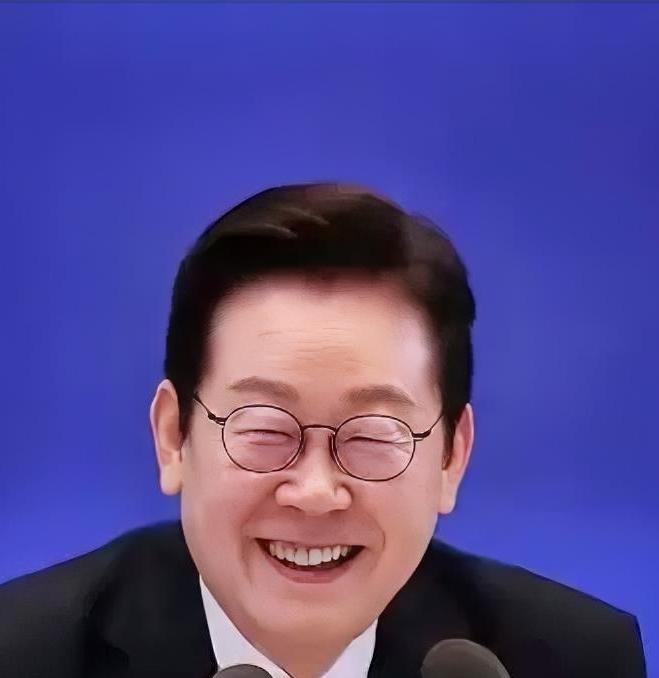 最近韩国总统李在明在一次教育工作会议上开玩笑说，现在的学生连他名字里的汉字都认不