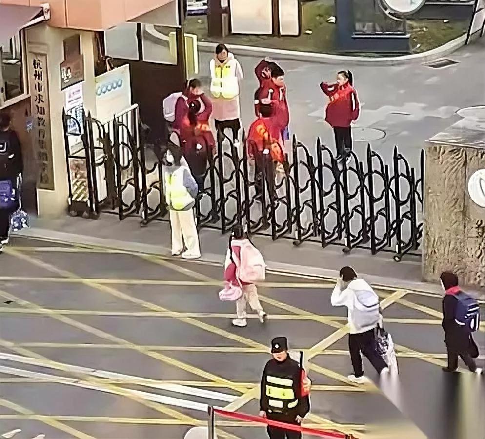 小学生校门口集体敬礼？

50秒重复10次引争议！

最近杭州一所小学火了，校门