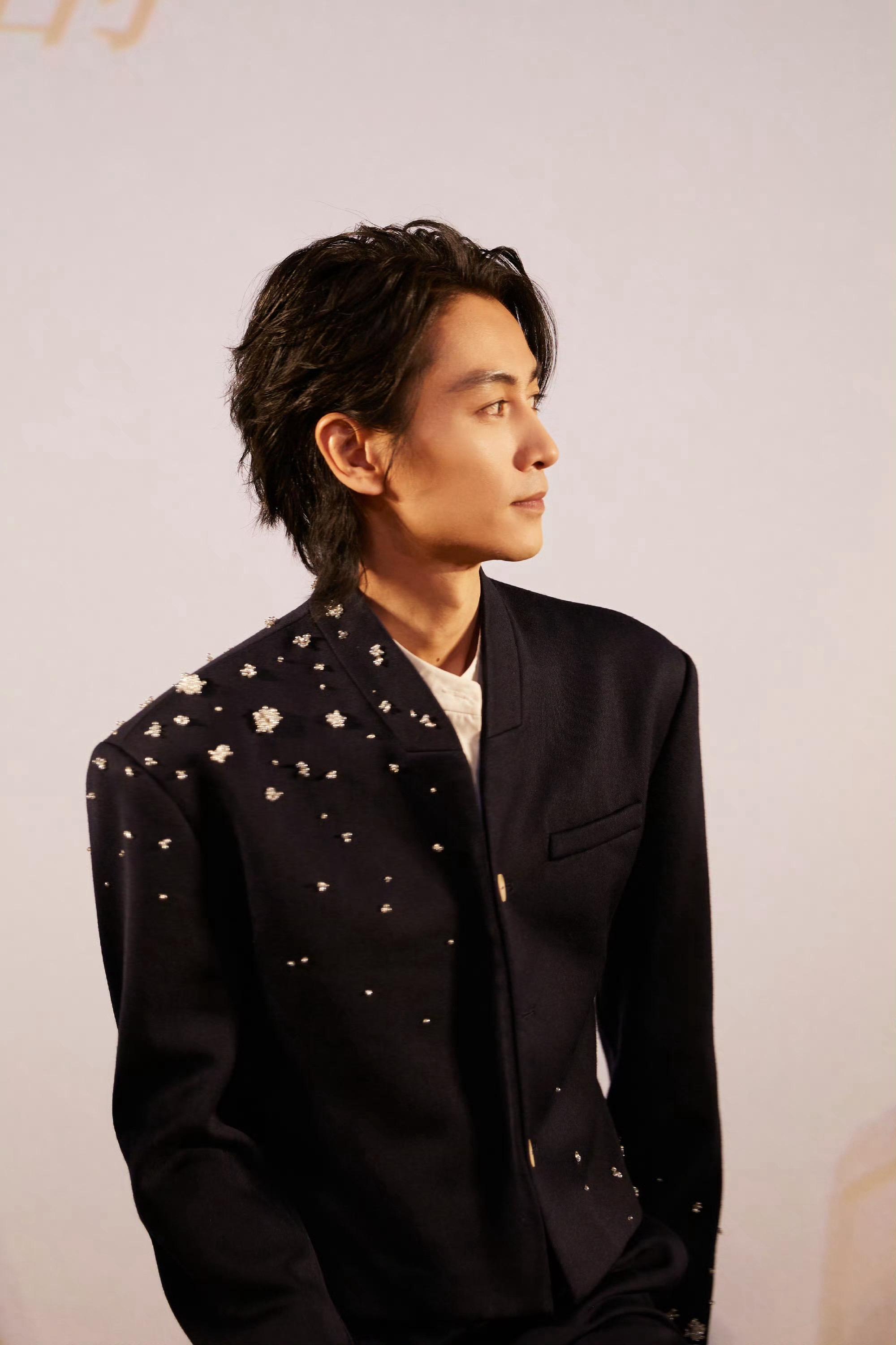 陈晓宣传新剧的这个造型，清瘦骨感配微卷长发，真真妙极！眉目间藏着几分温...