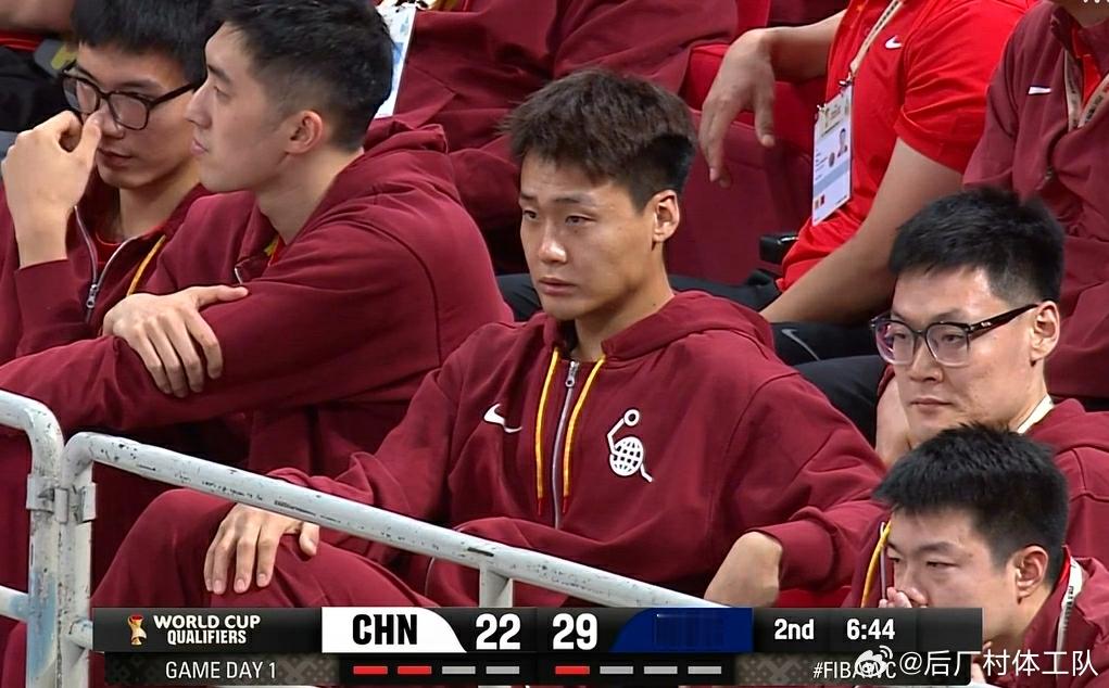 赵睿观战中国男篮 中国男篮大战韩国男篮，赵睿因到国家队训练后有些腿部拉伤，没有出