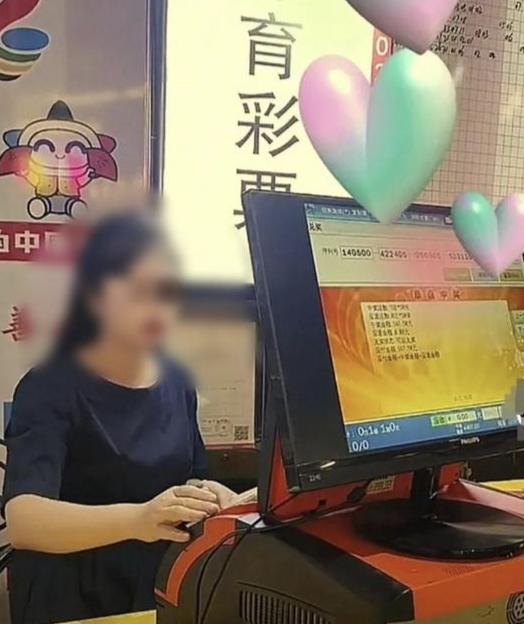 748万彩票大奖遭扣押！微信购票惹纠纷，体彩中心回应引爆全网
 
重庆李先生的人