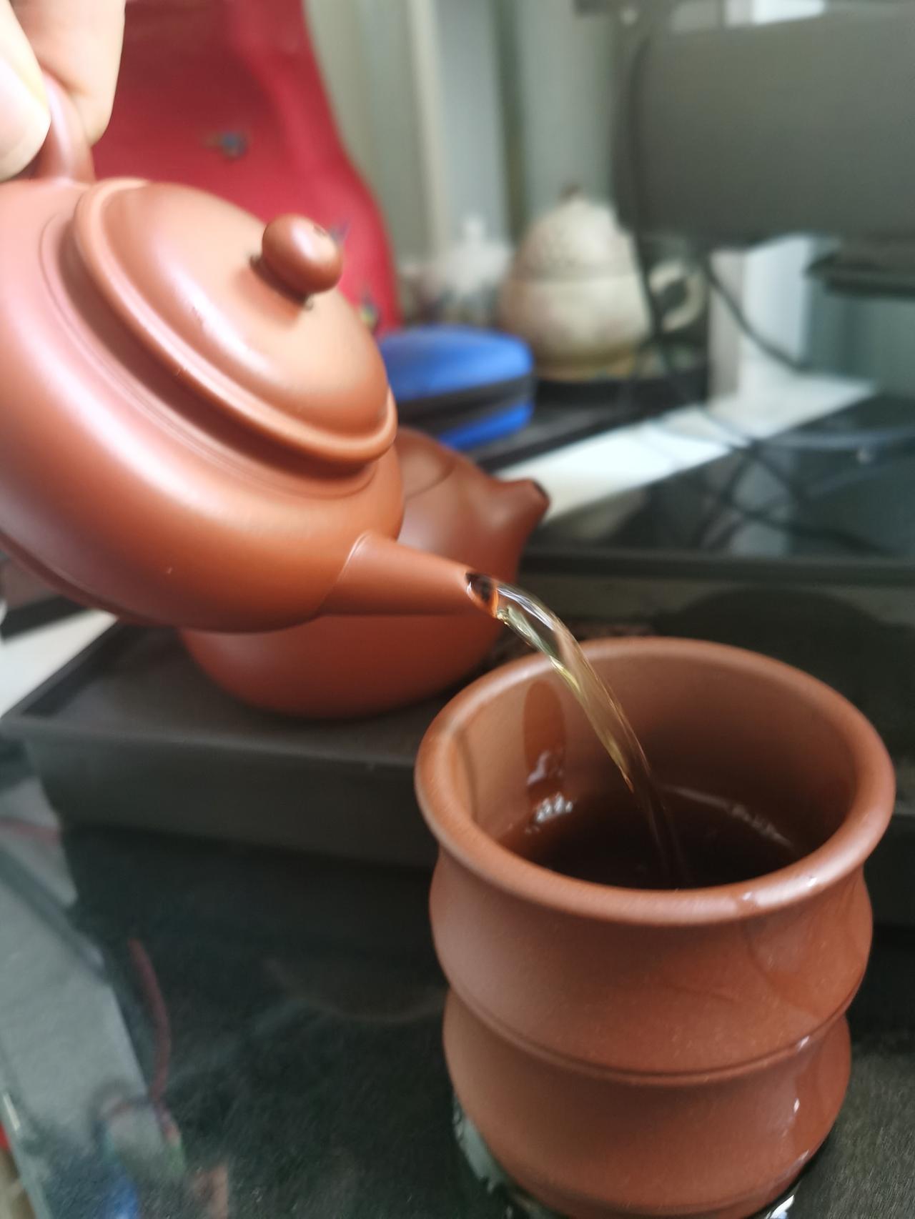 分享你的喝茶日常一天至少一壶茶越喝越上瘾[笑哭]自从喝茶后冷饮喝的都少了，就是茶