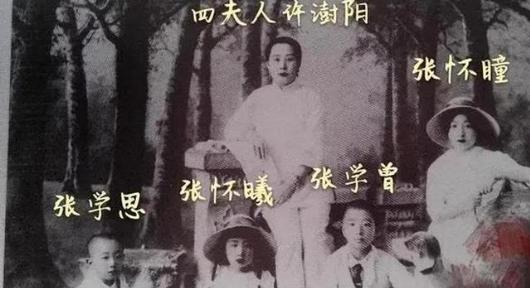 1906年，张作霖经过一穷山村，偶遇一位农家女。

那姑娘挑着两只水桶，裤脚沾着