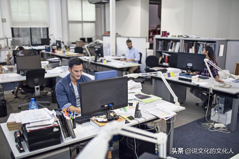 扔大便的员工和某宇车灯又被举报社保有问题。
我就想，就这些连劳动法都不遵守的企业