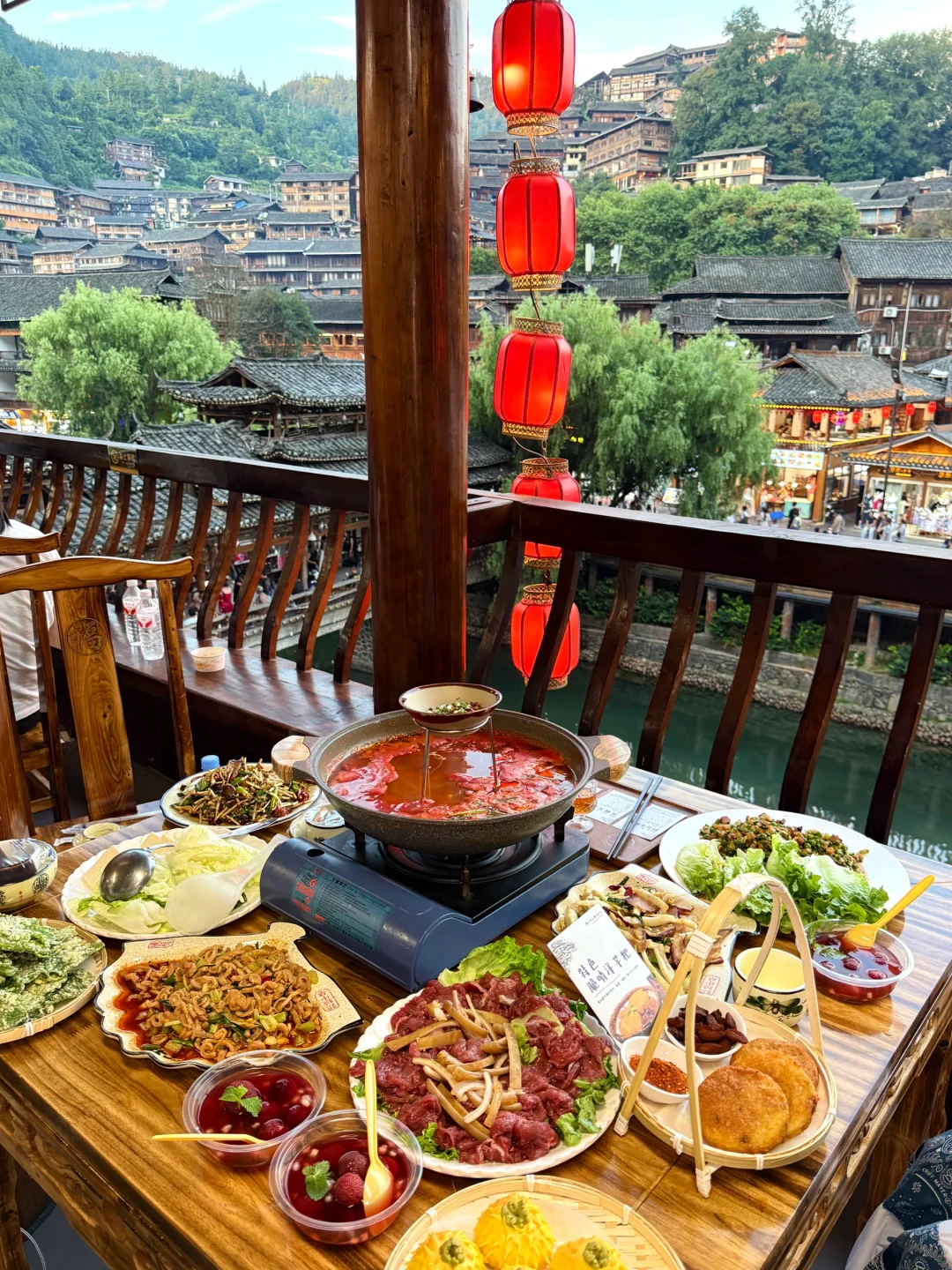 西江苗寨绝美餐厅🔥吃酸汤鱼赏万家灯火🏮