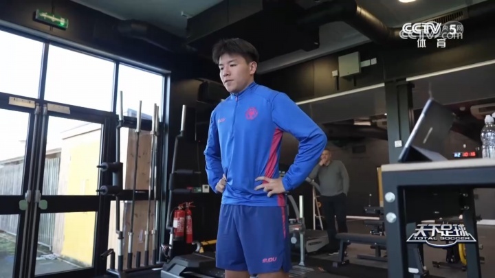 #徐彬综合力量超狼队一线队平均# 《天下足球》播出专题片《徐彬：勇敢追梦》，节目