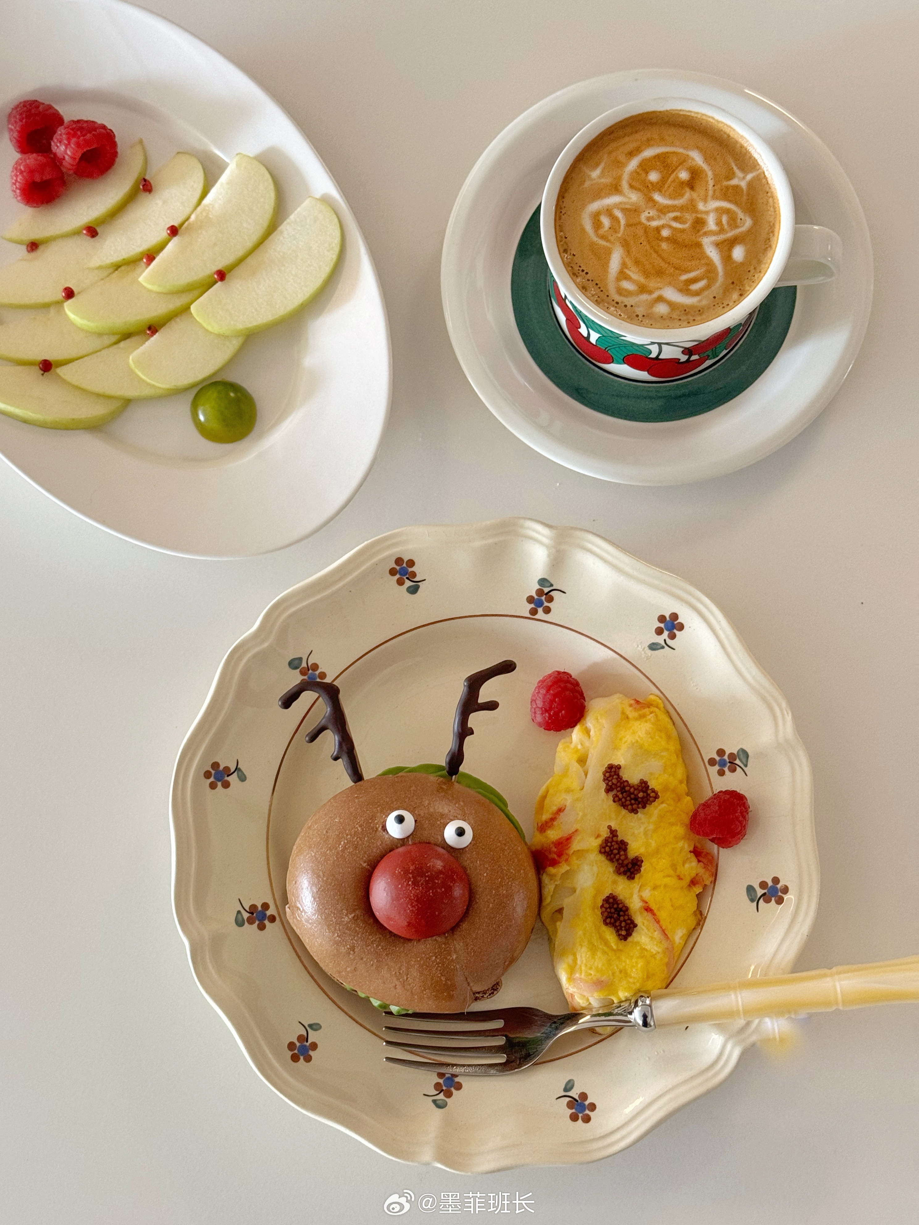 早呀，继续吃麋鹿🫎贝果🥯，苹果和咖啡也可以配合得很圣诞⛄️🎄 ​​​