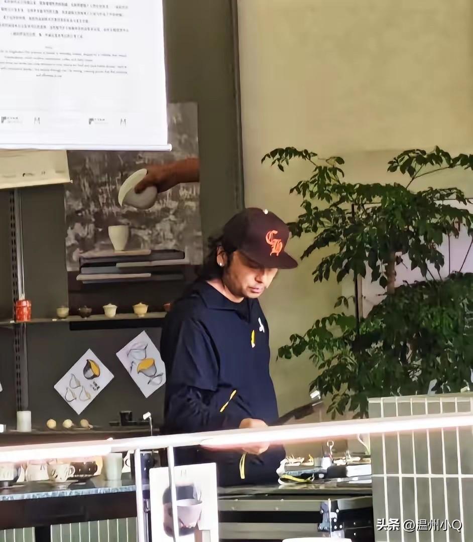 近日的雷佳音留了中长卷发，还打了耳钉，人到中年，一下子改变了风格，还真别说，有文