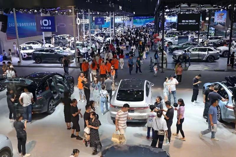 #聚焦安徽新能源汽车产业# 【合肥国际新能源汽车展观众突破40万】10月2日，合