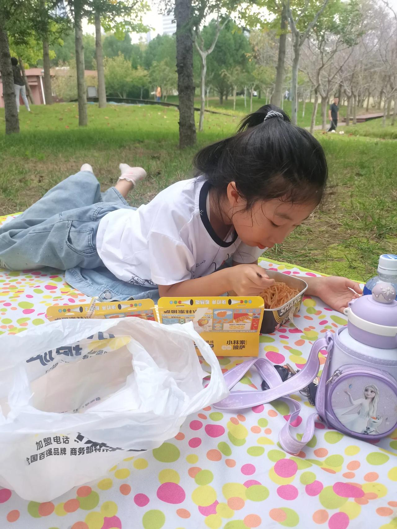 怎么就没控制住打了她
周日玩了一天，晚上一定是困了，所以他有情绪，我可以理解。