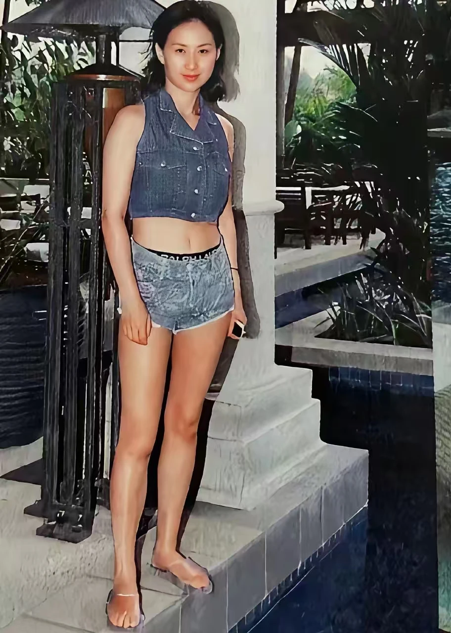 年轻时的何超琼美丽与力量