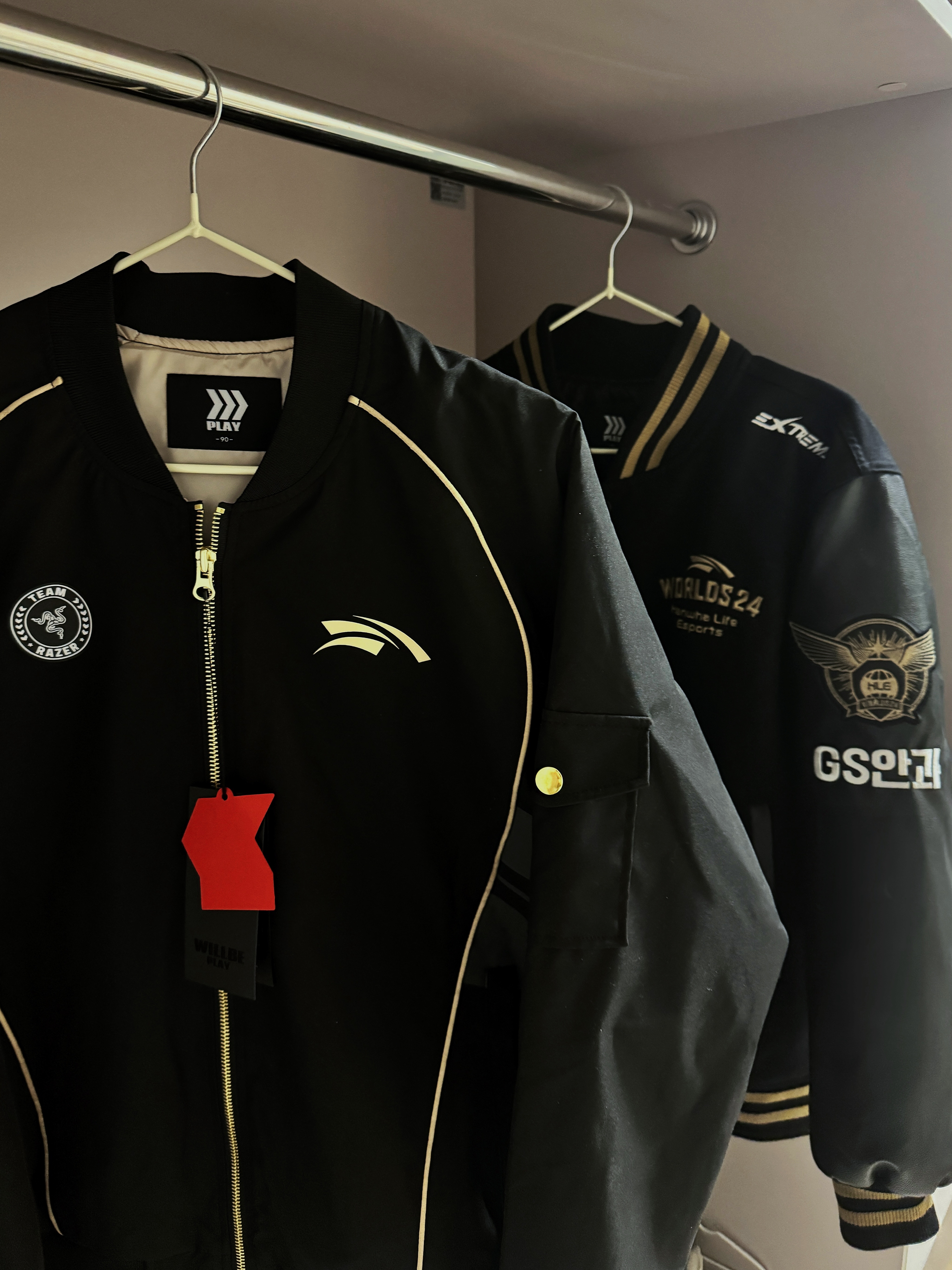 虽然结束一个月才收到今年的队服爱着25华和24华🫶🏻🧡 