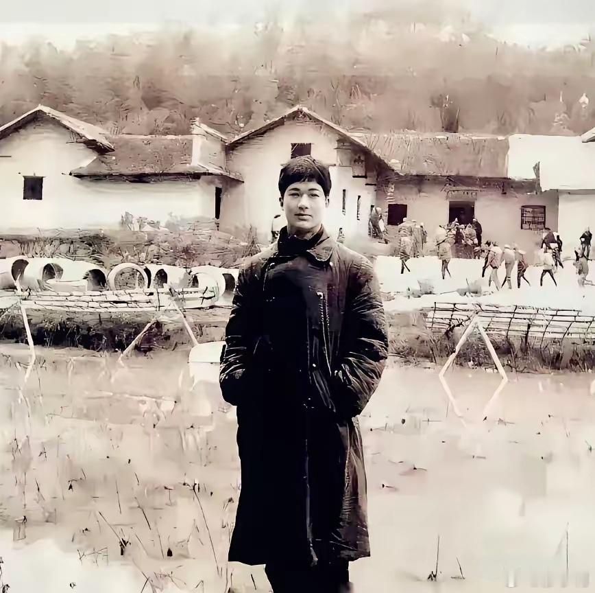 有个明星年轻时在毛主席故居前拍了一张照片，谁能看出他是谁？小利说事