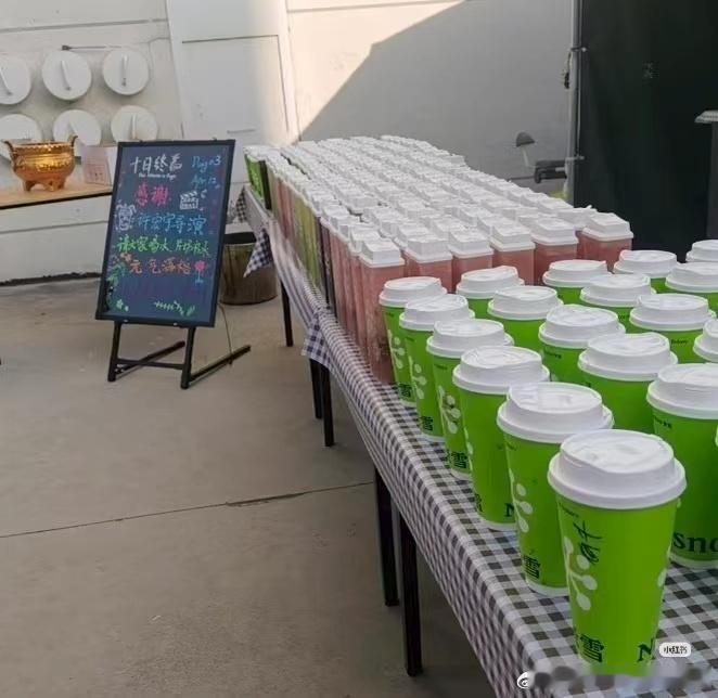 十日终焉导演许宏宇请全剧组喝奶茶了，许导有望成为第二个EVEN