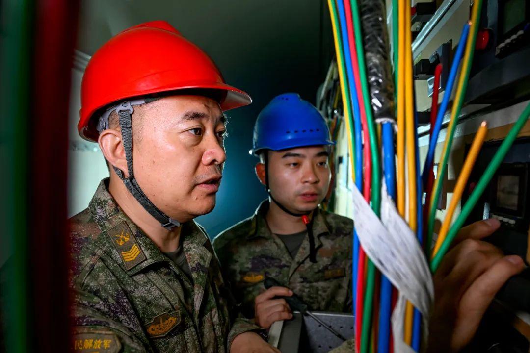 被称作“导弹筑巢人”的火箭军一级军士长崔道虎，入伍扎根国防工程一线30年，始终恪