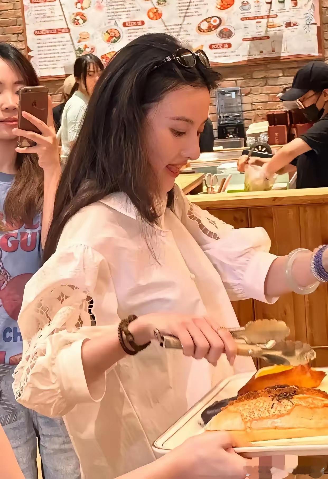 宋祖儿两个月前的胳膊瘦得都让人担心她ed了，最近被人偶遇感觉没瘦得那么离谱了，状