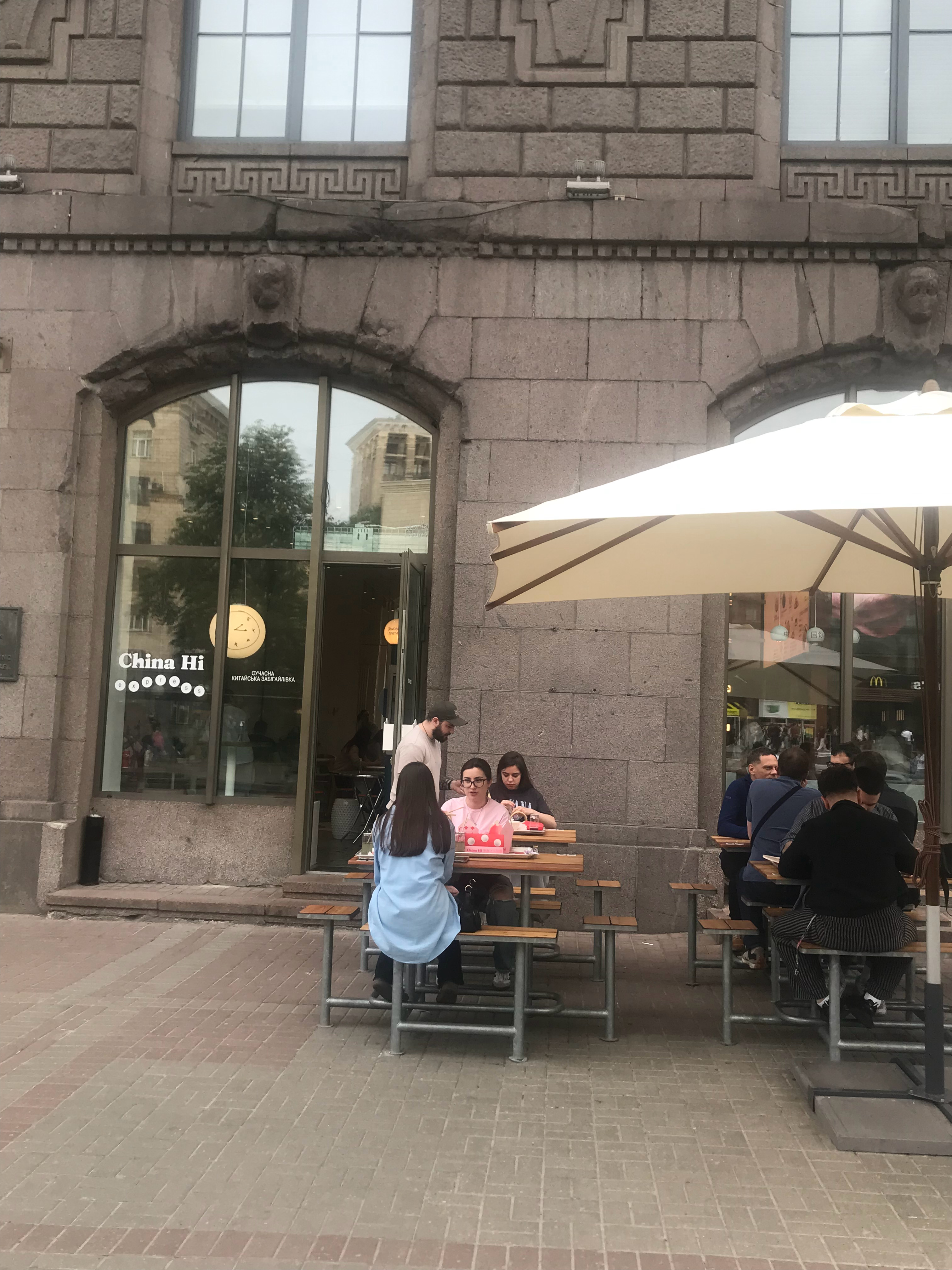 China Hi，基辅市中心的中式小吃店，很受市民欢迎。餐盒上写着中文“美食让人