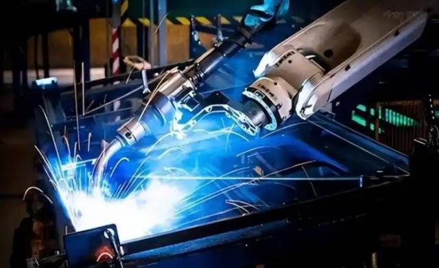 当美媒为制造业人才短缺焦虑时，他们无法理解，为什么在中国，制造业可以成为年轻人施