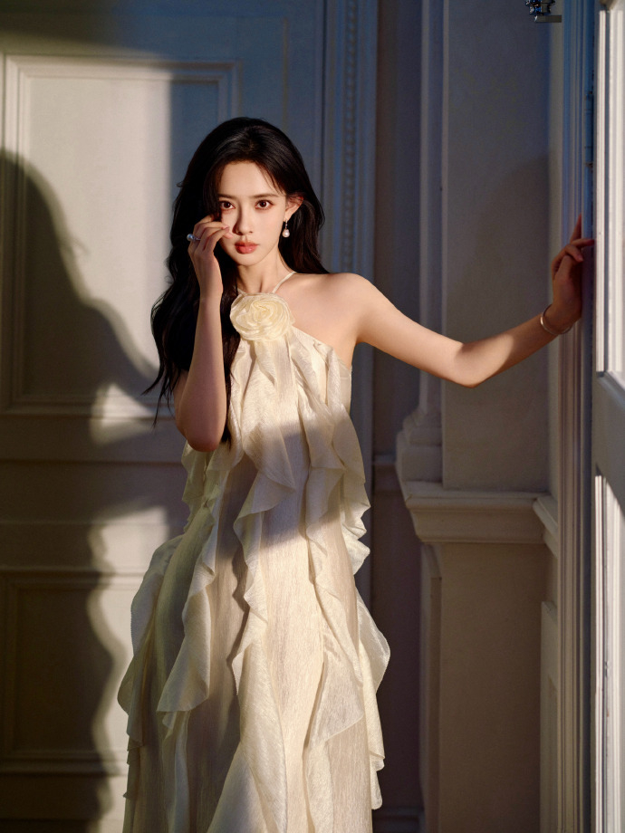 孟子义进组前状态孟子义无尽夏花裙《爱在无尽夏》孟子义进组前状态，孟子义无尽夏花裙