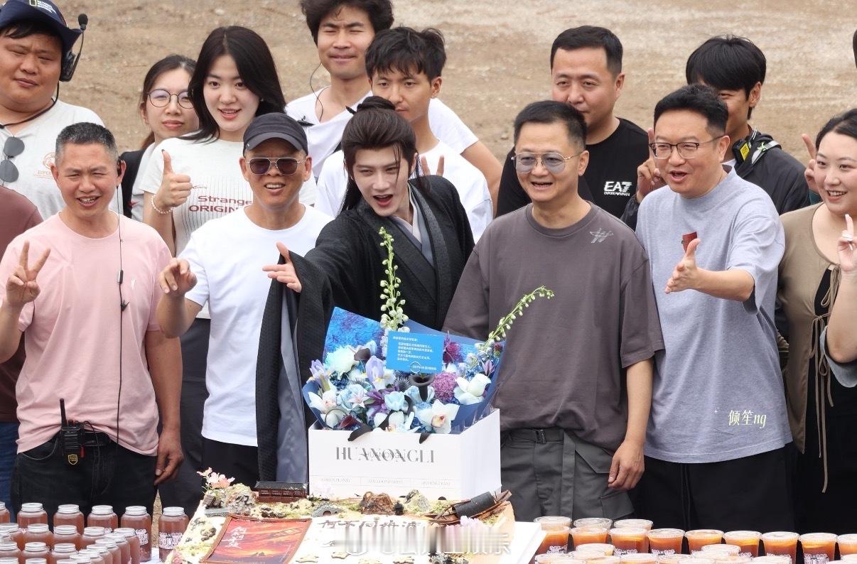 给导演庆生的檀健次！檀健次给何不同舟渡导演庆生檀健次何不同舟渡给导演庆生合照