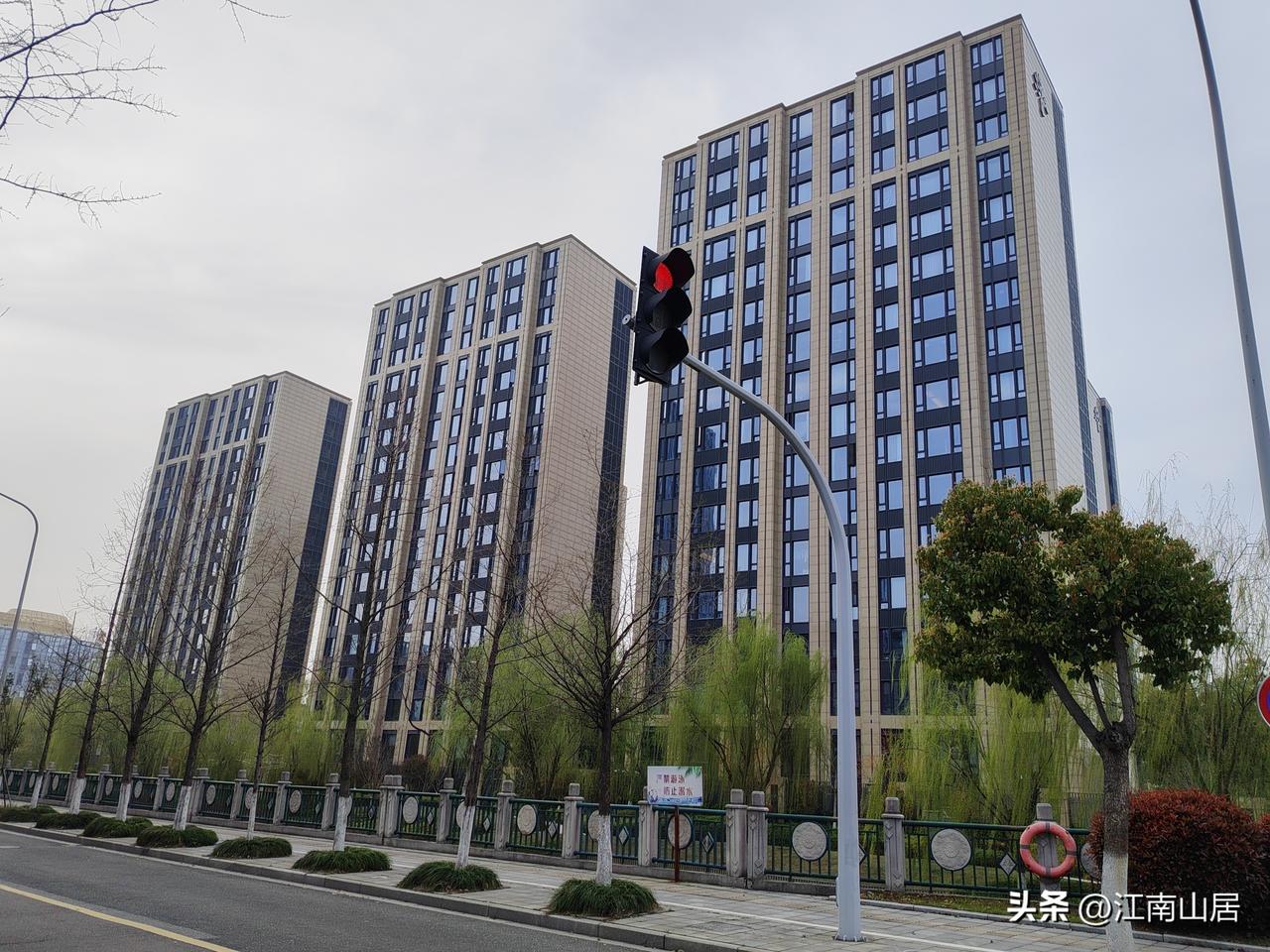 我觉得，编故事也得编的靠谱一点，实际一点吧。刚看到一篇文章，说的是亲戚的儿子，2