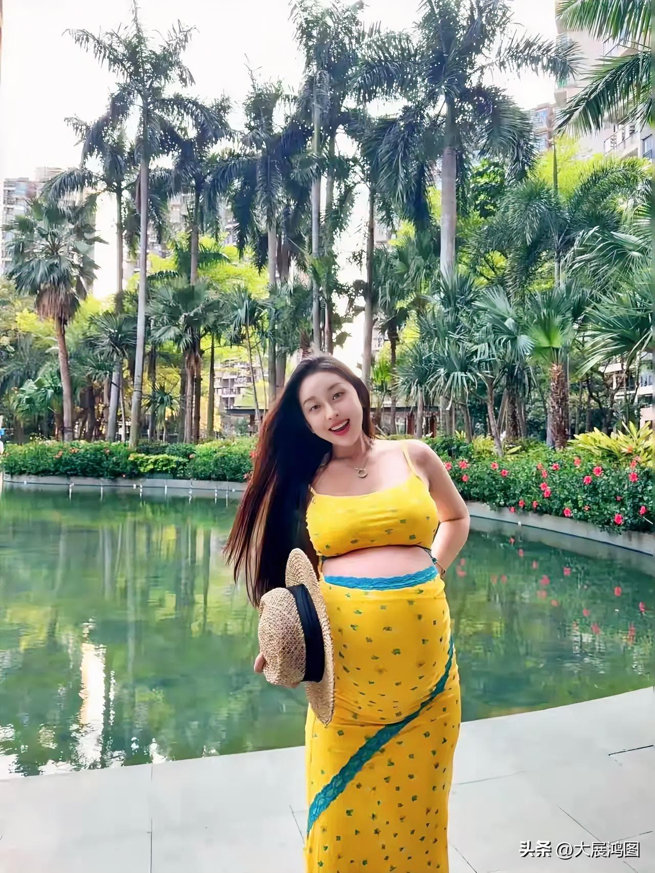 绿树掩映间，美人笑语嫣然。瞧这美女孕妇在海边的自拍照，简直美极了！长裙孕妇照 孕