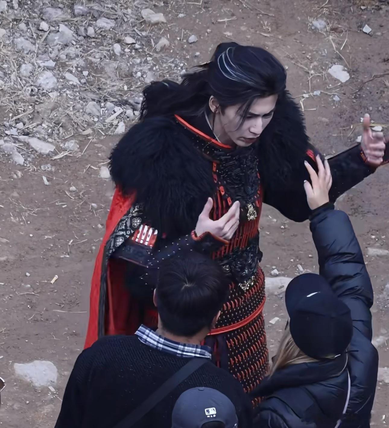 感觉🐮穿的也不太舒服，剧组能不能听听意见这衣服咋战啊 