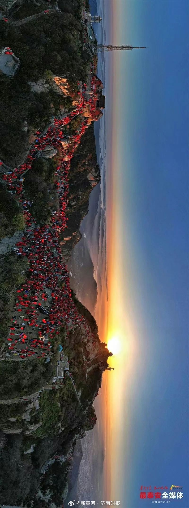 【独属于中国人的浪漫！#泰山之巅尽是中国红# 】10月1日，#国庆节# 来自五湖
