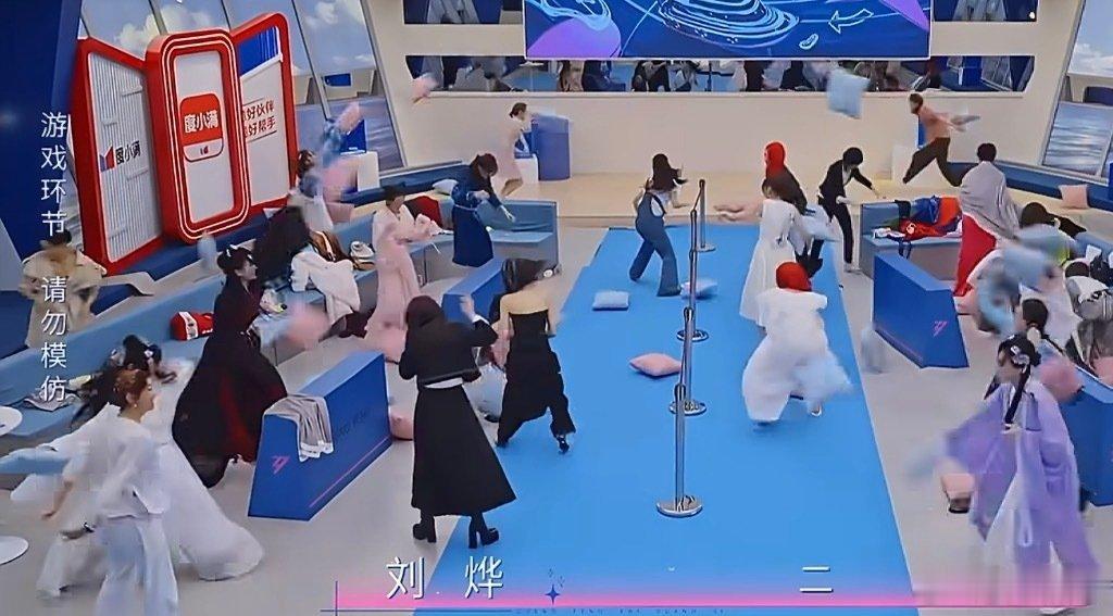 浪姐好诡异的画面 浪姐的枕头大战 浪姐好诡异的画面，哈哈哈哈哈