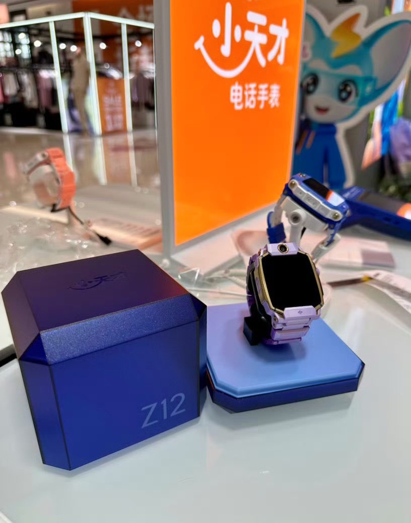 小天才最让人后背发凉的，从来不是偶尔翻车的健康监测，而是它那种近乎垄断的社交绑架