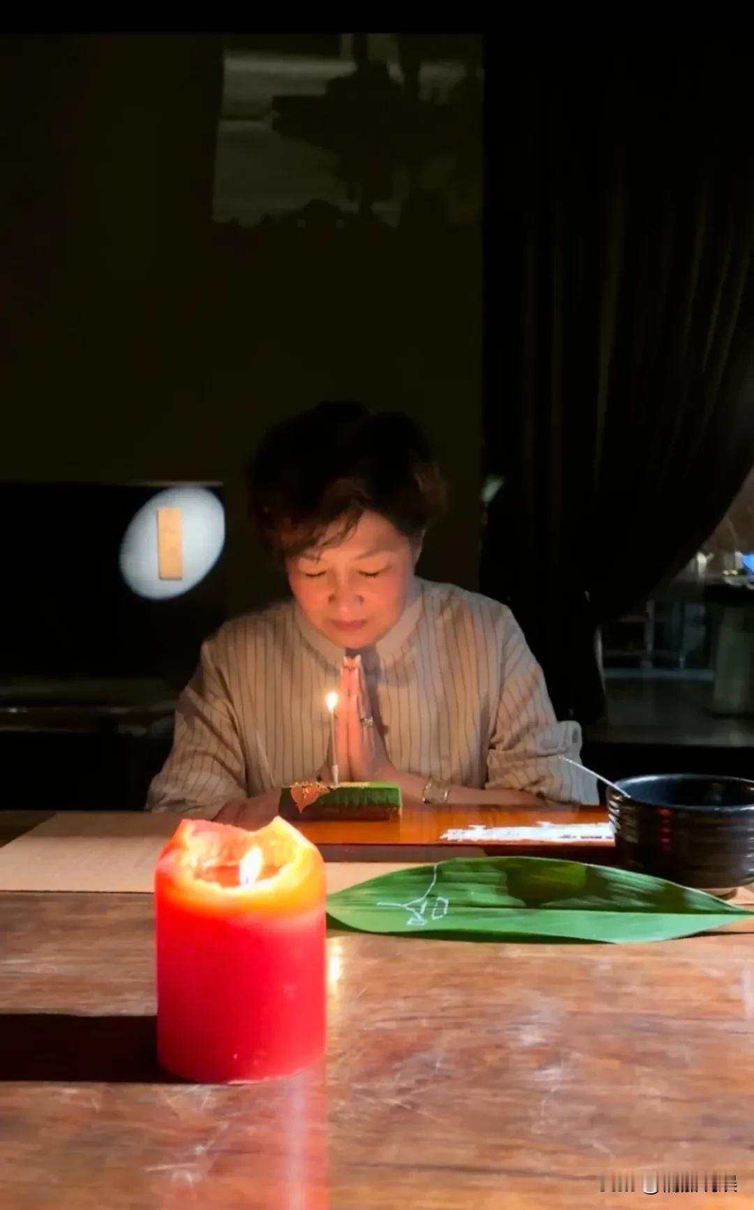 李咏的妻子，哈文晒照，庆祝57岁生日。
照片中的她，留着一头短卷发，妆容精致。