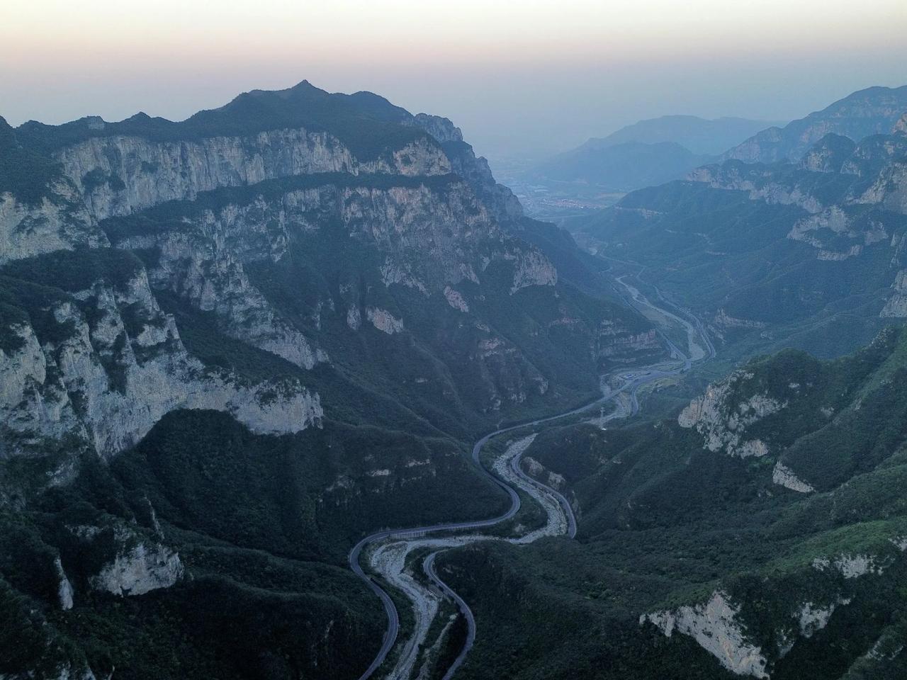  在太行山的深邃沟壑之中，国道208晋城济源段如螺旋般缠绕，于山间辗转数圈，景象