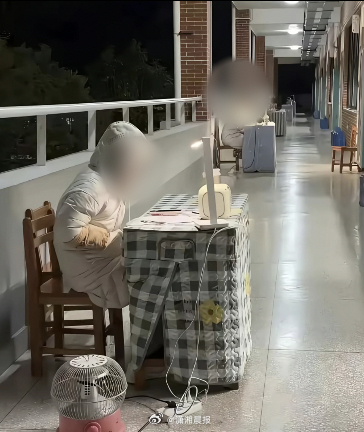 【广西一#学校老师晚自习坐走廊为学生答疑#，有网友担心“身体顶不住”，#多方回应