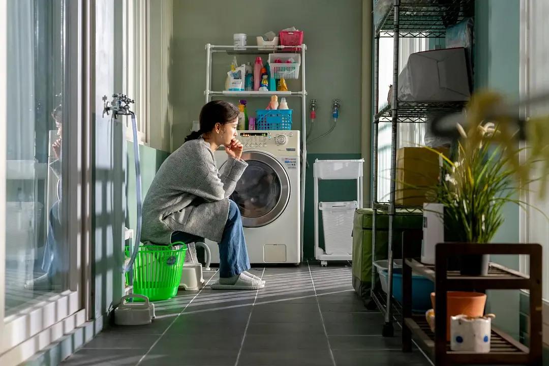中等普通家庭婚后女性不工作好吗？长远来说是不是会出现很多问题？我有一亲戚，32岁