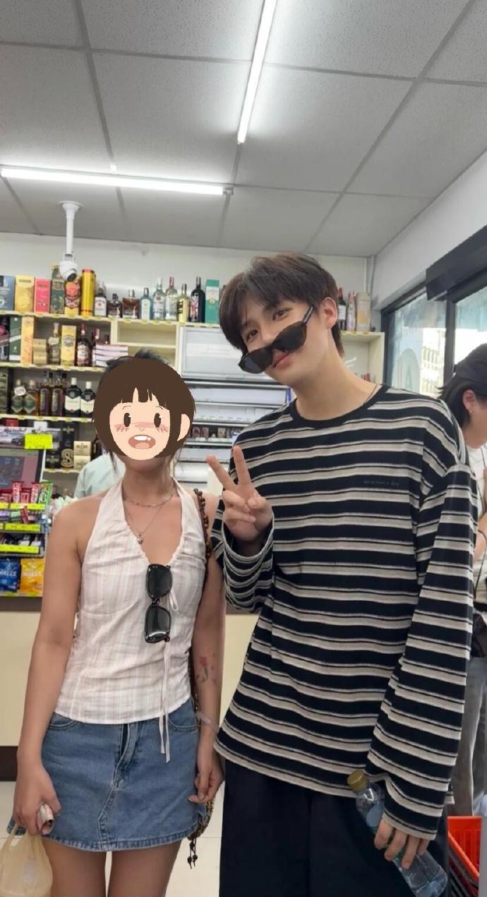 王安宇你脊柱侧弯吗 天呐，网友和王安宇的合照太有男友感了，这气质拿捏得死死的，太