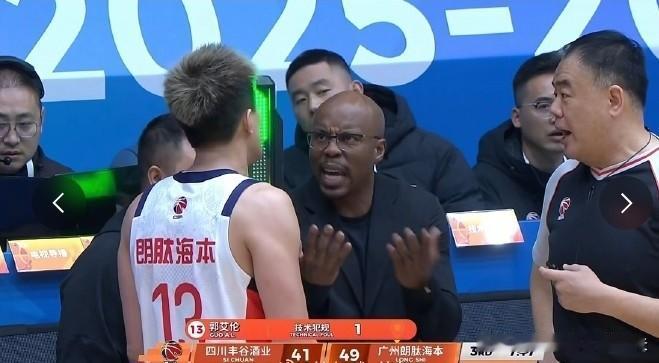 情绪失控！郭艾伦上篮命中后，热血上头追着裁判理论，被吹T！主教练米切尔表达不理解