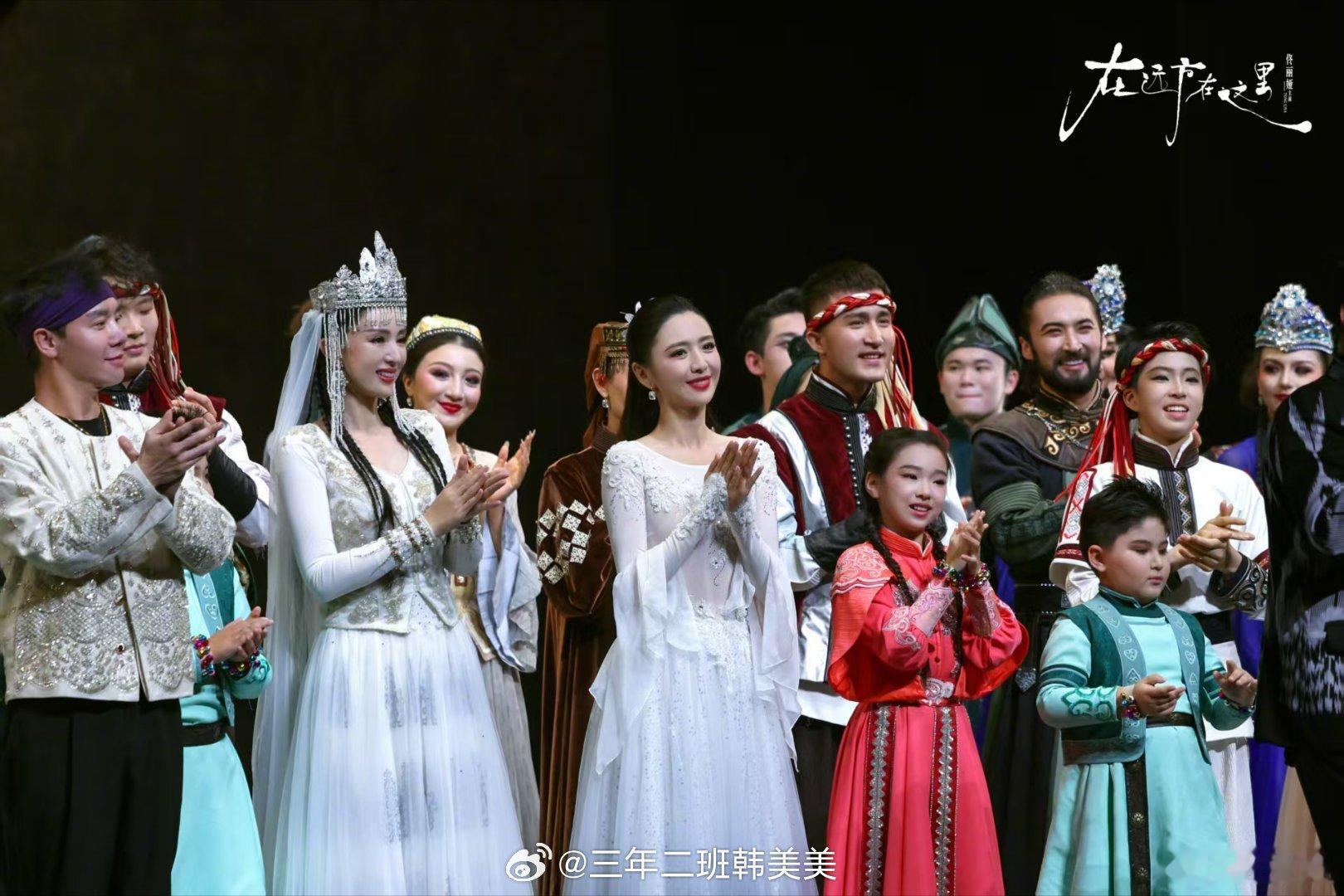 佟丽娅董璇朵朵小酒窝首次同台演出佟丽娅董璇朵朵小酒窝首次同台表演 小酒窝笑起来好