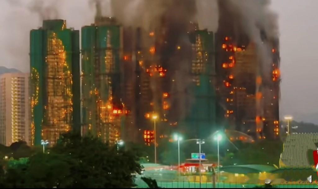 香港这场大火太吓了，奇怪的是为什么一个小区8栋楼都燃了？