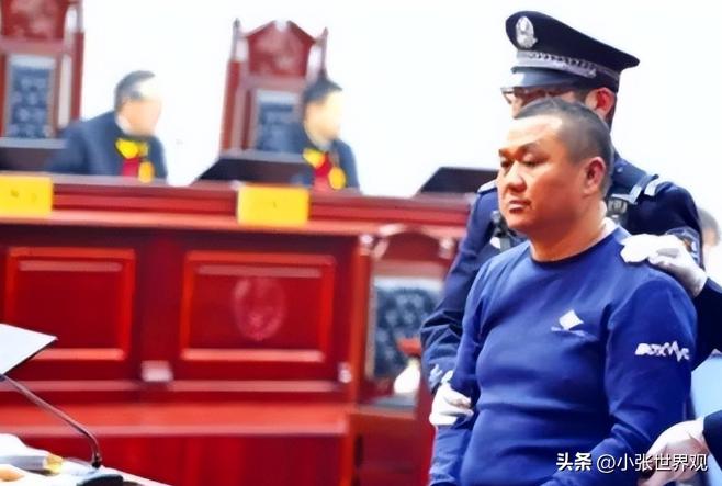 1999年，石二群抢走银行208万元，逃脱后，他脱胎换骨成了亿万富翁，不仅娶了4