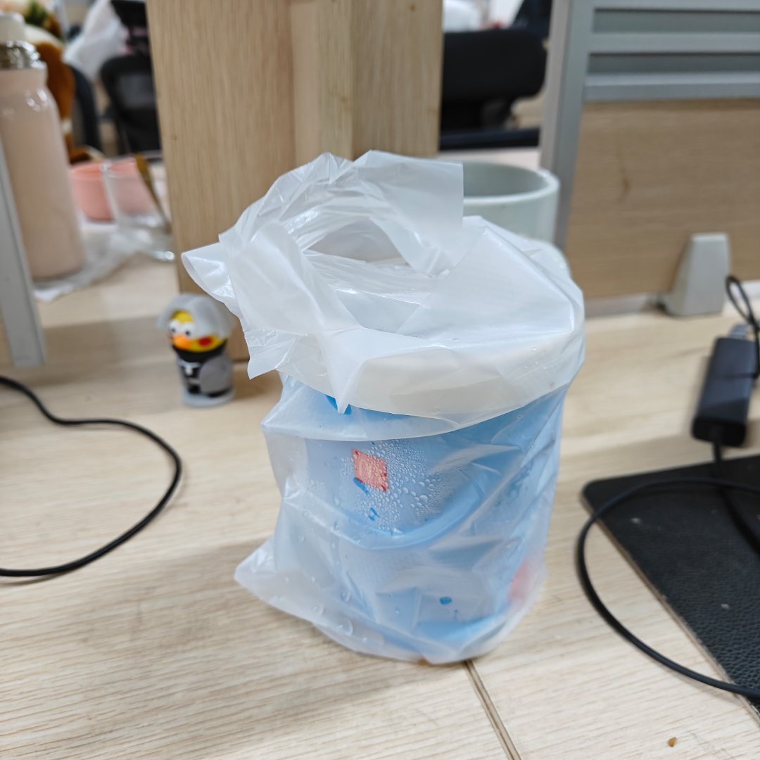 下午茶提前变上午茶早知道就不点饮料了先拿6个荔枝摆一个数字6助助兴[坏笑][坏笑