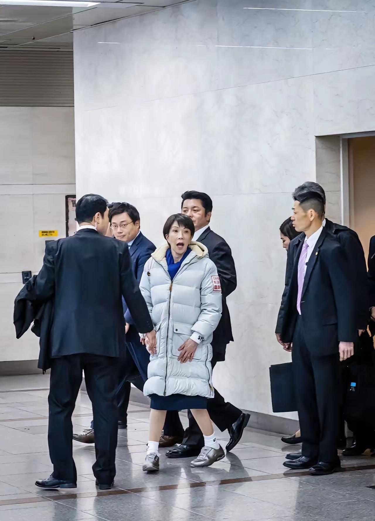 日本无语，首相伤退
没想到，在见完英国首相斯塔默之后，日本首相高市早苗竟然宣布因