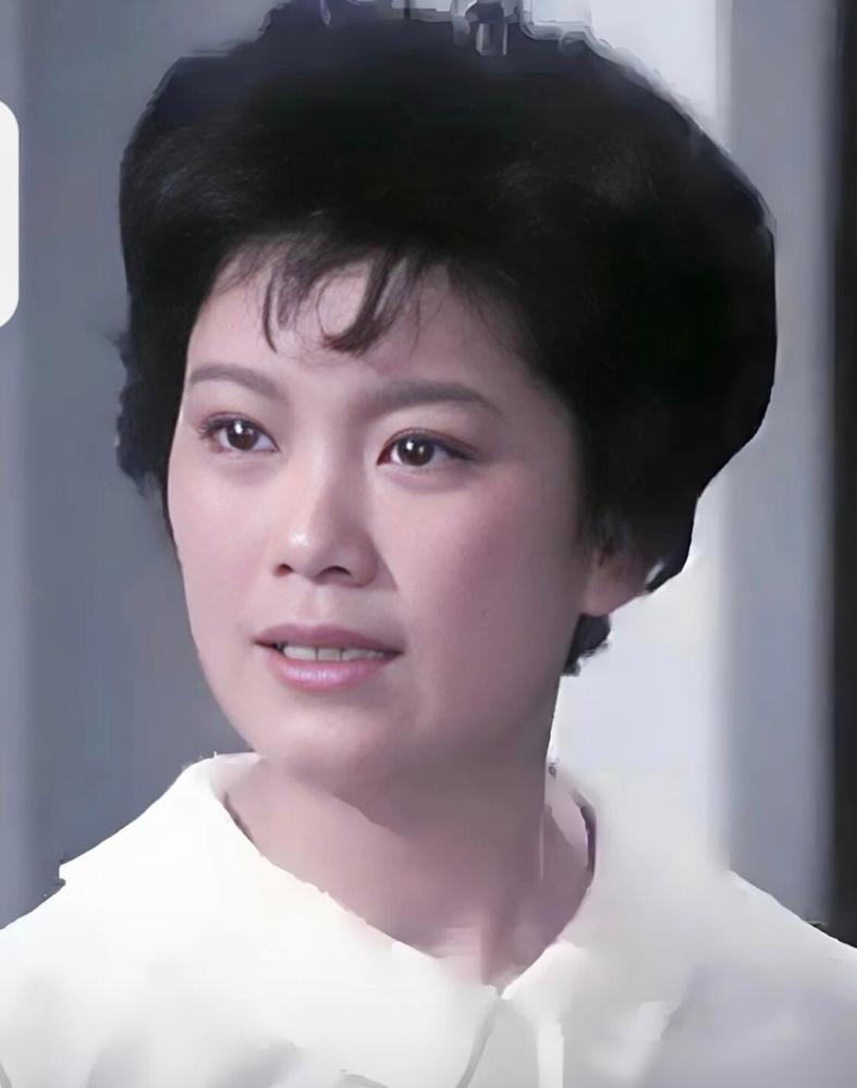 她，1956年生于吉林长春，八十年代知名女演员，毕业于北京电影学院，供职于长影。