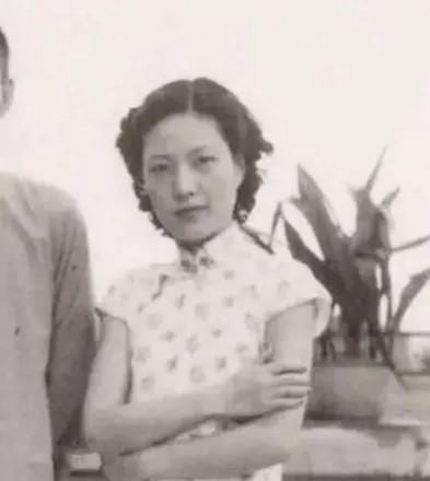 黄金荣的老婆林桂生病倒了，杜月笙盘算着上位的机会来了，主动要求照顾她。一天，在杜