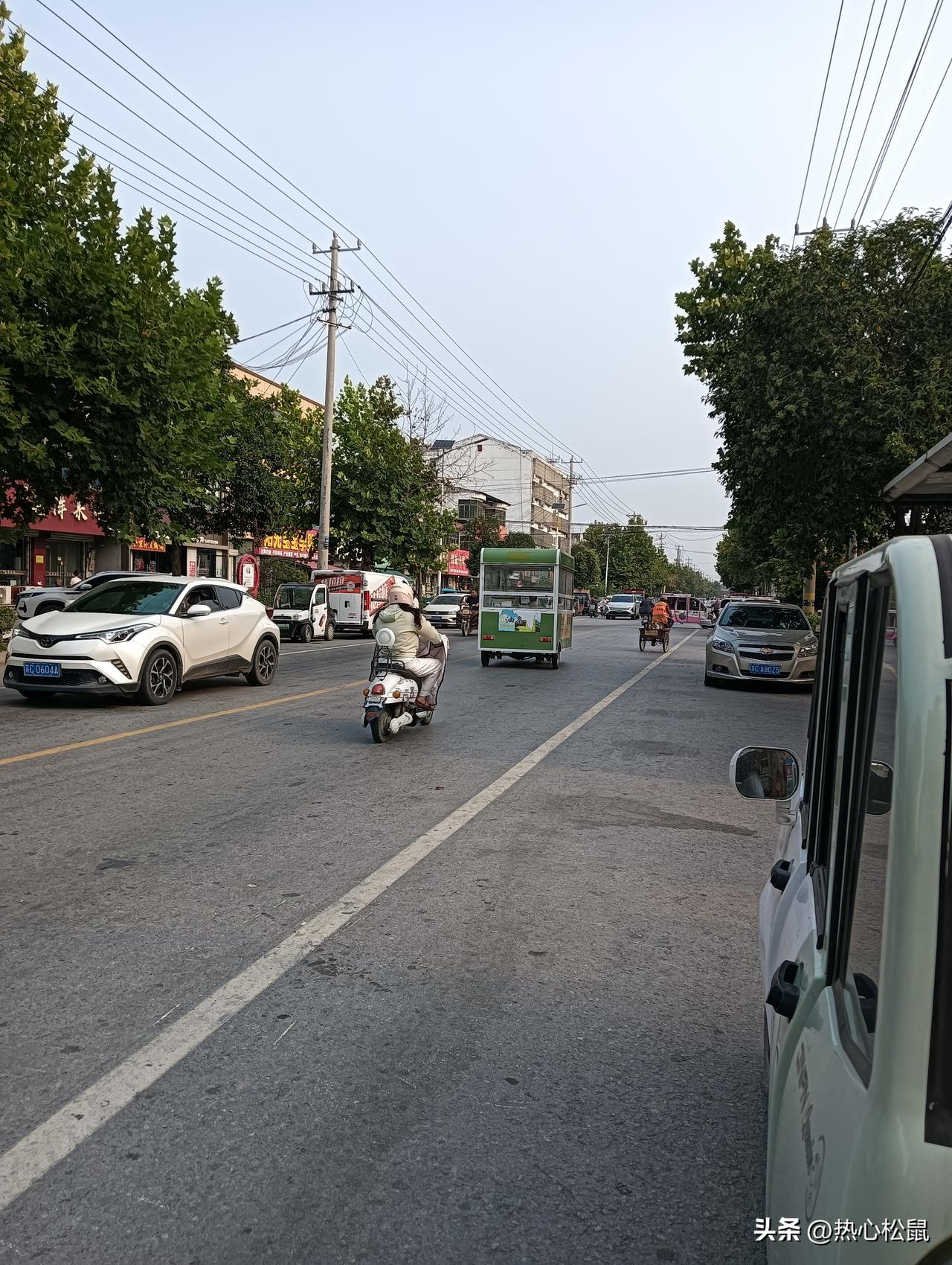 这条马路真热闹，吉姆可以变严厉为有趣，变慷慨。车水马龙。
