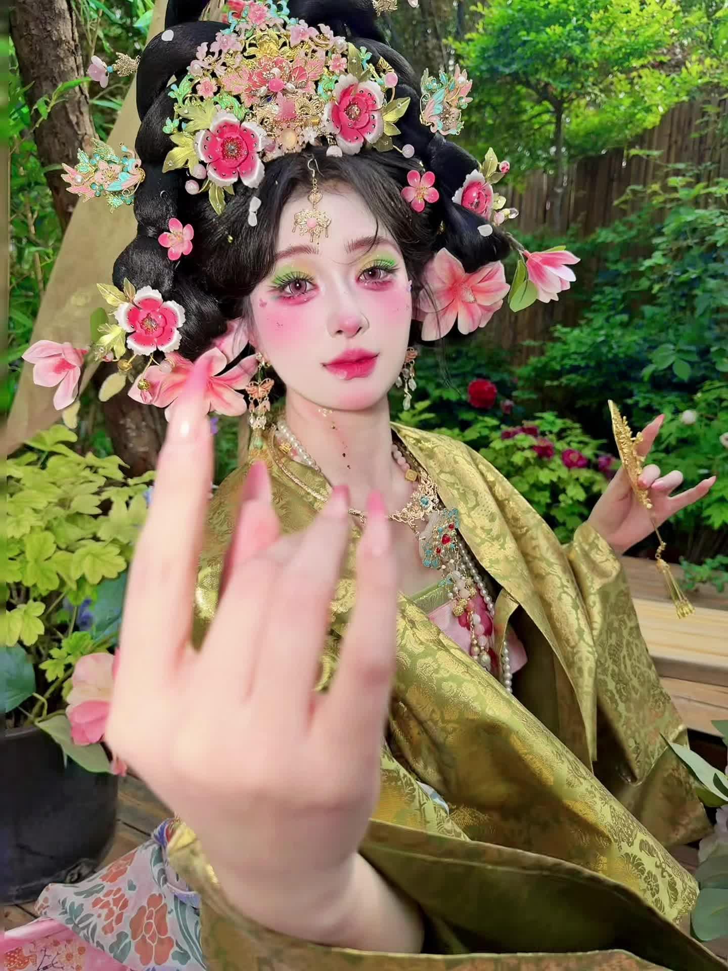 绿衣金钗，不负人间好春光。