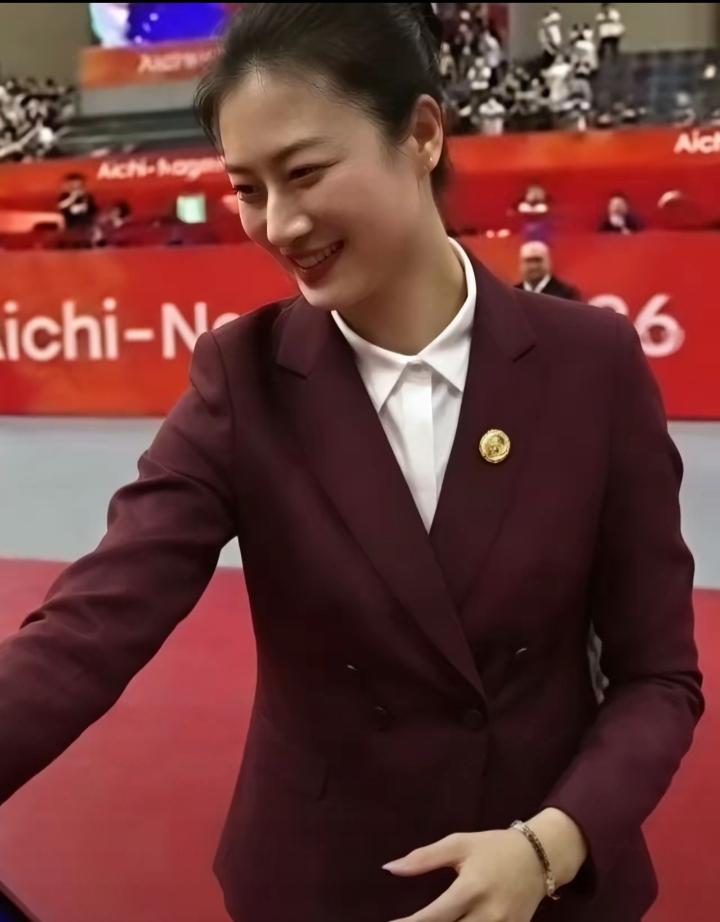 她是中国前女子乒乓球运动员，世界冠军、奥运冠军、北京先农坛体育运动学校校长。
